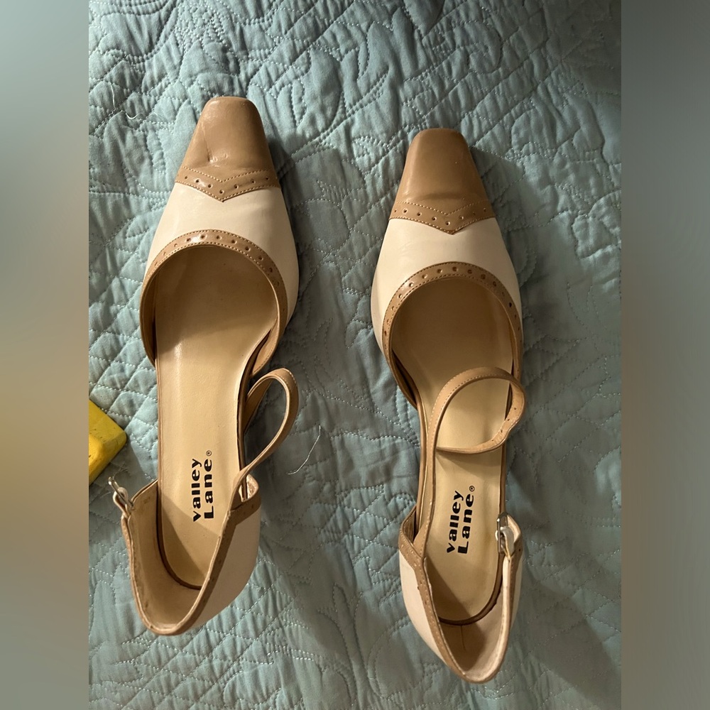 Size 8.5 valley lane two tone heels. Please view photos closely for condition